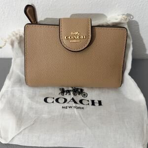 Coach Beige Pebbled Leather Compact Wallet Snap Coin Zip Small Wallet